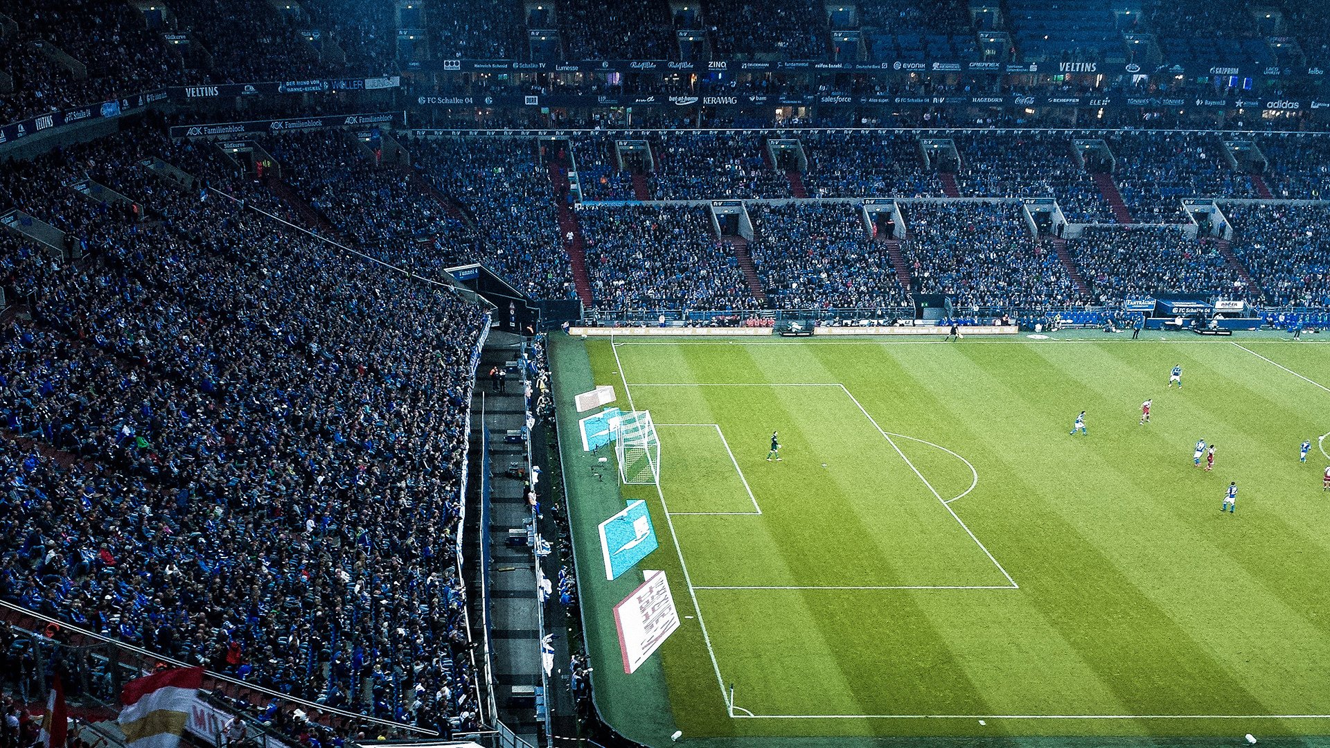 英超激烈争夺，豪门纷纷奋战追赶